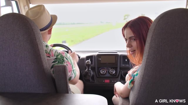 Четыре подруги устроили лесбийскую оргию в автодоме