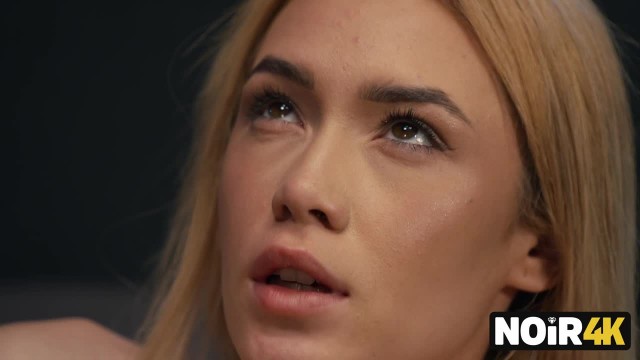 Горячая блондинка отдается мускулистому мужчине с камшотом внутрь