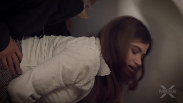 Зрелый оператор отжарил молоденькую модель в белых чулках